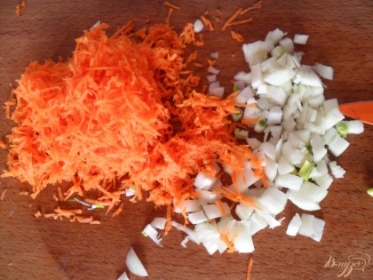 морковь натереть на терке, лук мелко нарезать
