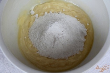 Масло сливочное размягчаем до консистенции сметаны, добавляем сахарную пудру.