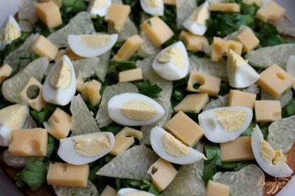 Перепелиные яйца отвариваем, чистим, разрезаем на четвертинки и добавляем в салат.