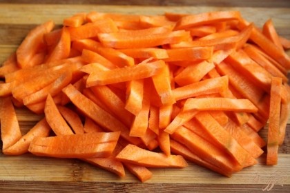 Морковь нарезаем соломкой и добавляем к печени с луком.