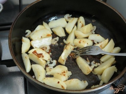Обжаренные голени снимаем на тарелку, а в сковороду отправляем картофель а через 5 минут лук и чеснок.