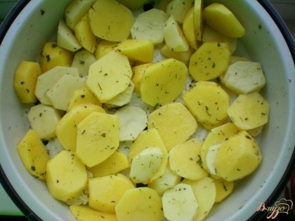 В пароварочную ёмкость режем картошку кружочками.