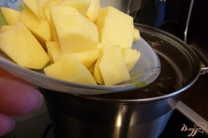 Когда перловка будет почти готова кладем картофель и варим его до готовности.