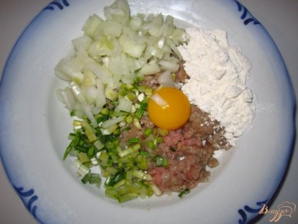 В миске смешайте: фарш, муку, яйцо, лук, черемшу, приправить солью и черным перцем и слепите котлетки.