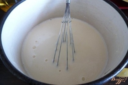 Из муки,кефира,воды,яиц готовим тесто для блинов.Чтобы не было комочков взбиваем блендером.