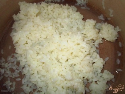 Рис отварите в подсоленной воде до готовности.