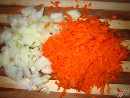 Морковь натрите на терке. Лук нарежьте на кусочки.