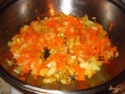 Лук с морковью поджарьте  на сковороде до золотистости.