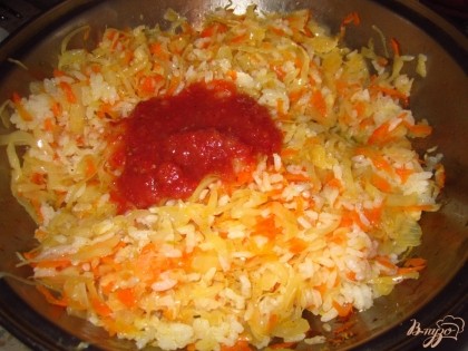 И в конце приготовления добавьте томатную пасту, перемешайте и тушите еще минуты 2.
