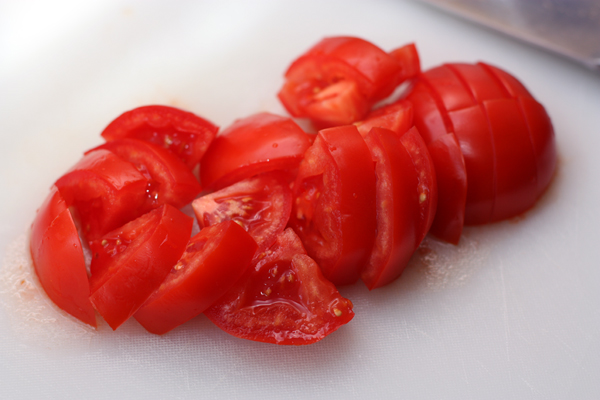 Нарежьте помидоры небольшими кусочками.