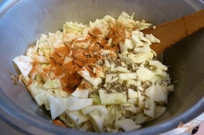 Капусту нарежем квадратиками,немного посолим и добавим в казан.Приправим тмином,паприкой,острым перцем.Перемешаем и готовим до мягкости капусты.