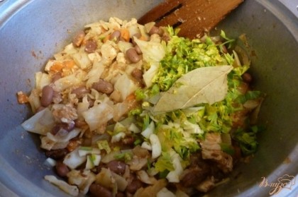 Кладем зелень петрушки,приправим по вкусу солью,перцем,лавровым листом.