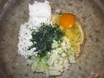 В миску положите: сыр, сметану, яйцо, укроп, муку, лук, просто перемешайте пару раз, тесто получится очень густое.