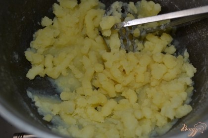 Картофель очистить, отварить до готовности в подсоленной воде. Воду слить и помять картофель.
