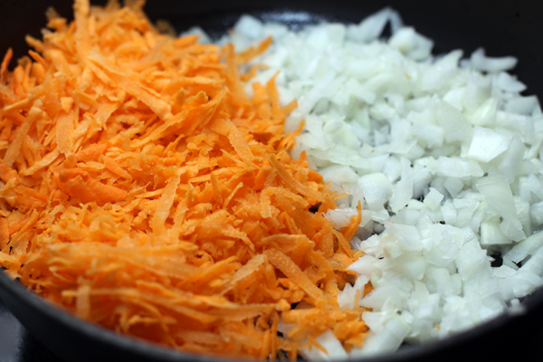 Натрите морковь на крупной терке, а лук мелко нарежьте.