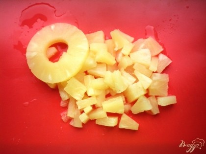 Ананас режем кубиками и добавляем в обжаренное мясо. Сок от консервированных ананасов выливаем в чашу мультиварки.
