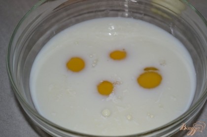 Для начала необходимо приготовить омлет для начинки. Для этого нужно выбить 4 яйца, добавить в них молоко, посолить и поперчить.