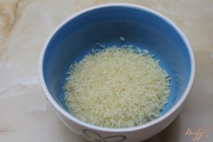 Для начала пропаренный рис хорошо промыть под проточной водой.