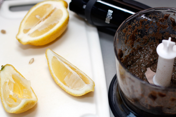 Добавьте сок одного лимона, соль и превратите в довольно густое пюре.