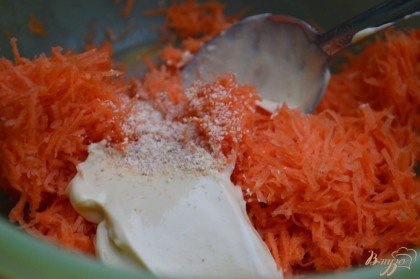 Морковь натереть на мелкой терке, отжать сок.Добавить  20 гр. майонеза, чесночный порошок и соль по вкусу.