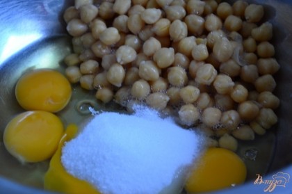 Нут (у меня консервированный) промыть и выложить в миску.Выбить яйца и добавить сахар. Пюрировать.