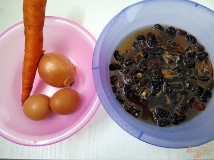 Для бульона нам понадобятся сушёные грибы ассорти (белые, подберёзовики, синюшки) лук, морковь. Грибы нужно замочить на 2-3 часа, а затем поставить вариться до готовности.