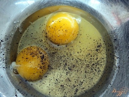 Начнём с приготовления теста. Разбиваем в мисочку яйца, добавляем щепотку соли и грибной порошок.