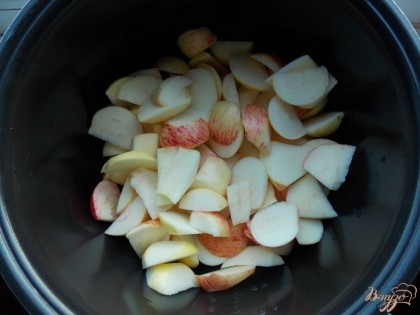 Моем яблоки, режем на дольки прямо с кожурой. Положить нарезанные дольки яблок в чашу для мультиварки и поставить режим "Тушение" на 1 час.