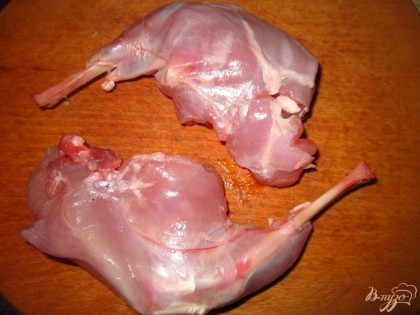 Кролика разобрать на части, промыть. Взять две задние ножки с срезать мясо.