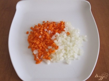Лук и морковь нарезать мелкими кубиками.