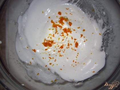 Белки с щепоткой соли взбейте в пену, потом добавьте сахар и взбивайте до крутых пиков. Добавьте цедру апельсина.