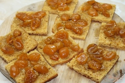 Нарезанные ровные квадратики хорошо пропитать абрикосовым сиропом, и сверху положить консервированные абрикосы.
