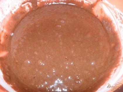 К тесту добавить остывший растопленный шоколад, затем разрыхлитель смешанный с мукой. Перемешать.