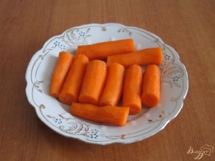 Морковь помыть, очистить и нарезать кусочками.