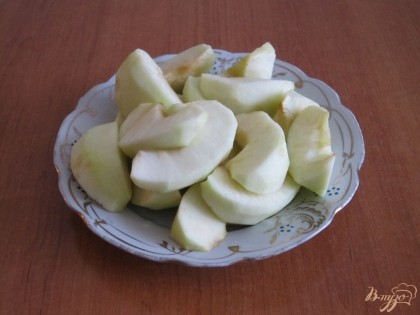 Яблоки очистить от кожуры и семян и порезать дольками.