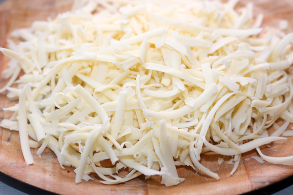 Сыр натрите на крупной терке. Можно использовать любой твердый или полутвердый сыр с не слишком резким вкусом.