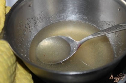 На водяной бане растворить желатин с добавлением воды. И ввести его в сметанную массу и фруктовую.