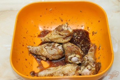 Куриные крылья посыпать солью и мелко тертым чесноком, залить соевым соусом и оставить мариновать на 10 минут.