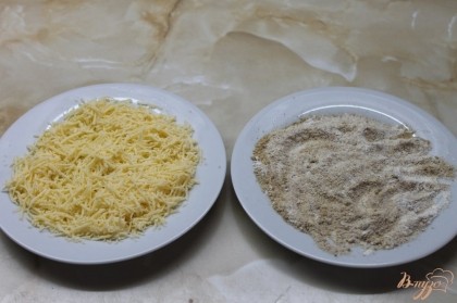 Далее натереть на мелкую терку российский сыр, панировочные сухари соединить с мукой.