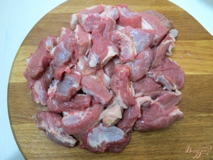 Мясо нарезаем на пласты, а затем на более мелкие куски.