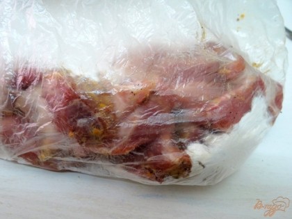 Мясо нужно запанировать в муке. Делать это можно очень просто. В целлофановый пакет  насыпать муку, и туда-же отправить мясо.