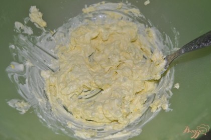 Для начала нужно сварить вкрутую 4 куриных яйца. Затем отделить белки от желтков. Белки нам не понадобятся. Масло хорошо размягчить. В размягченное масло отправить желтки и хорошо перетереть.