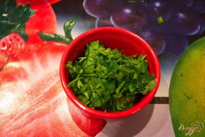 Петрушку нарезать меленько. Ею обильно нужно обсыпать сам салат, но при желании, ее можно добавить и в салат непосредственно, а не только для украшения.