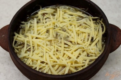 Затем, посыпаем мясо тертым твердым сыром и ставим запекаться еще на 30 минут.