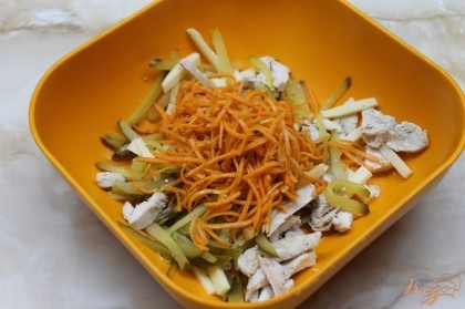 В глубокой миске соединяем морковь по - корейски, сухарики ржаные, огурец, курицу и сыр твердый.
