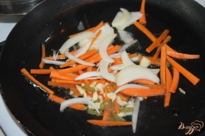 На разогретом растительном масле слегка обжарить овощи и перец чили.