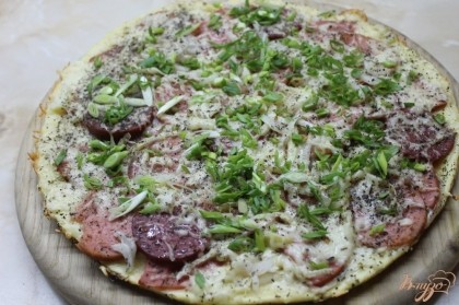 Готово! Готовую пиццу посыпать мелко нарезанным зеленым луком. Приятного аппетита.