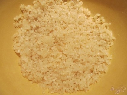 Рис хорошо промываем и добавляем к картофелю, когда он закипит.