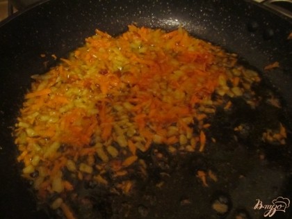 К луку добавляем натертую на крупной терке морковь.