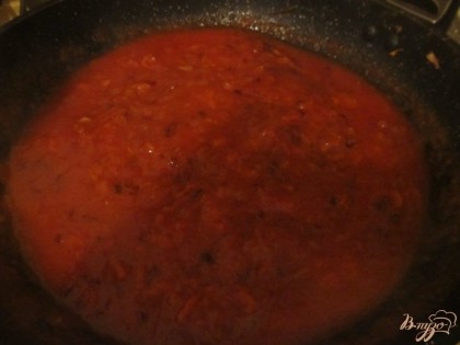 К зажарке добавляем томатную пасту, немного бульона и даем закипеть.